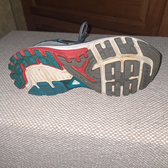 Brooks Ravenna 7 DNA Gray and Red Athletic Shoes In A Size 7.5. Pre-loved - Picture 11 of 13